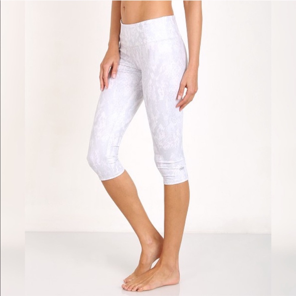 PRISTINE Alo Yoga White and Silver Airbrush Python Capris, HTF